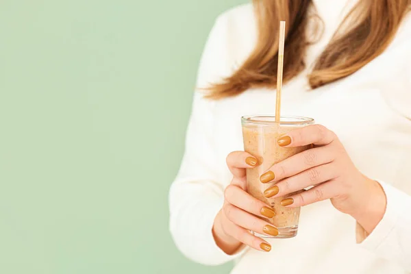Kvinna med glas hälsosam smoothie på färg bakgrund — Stockfoto
