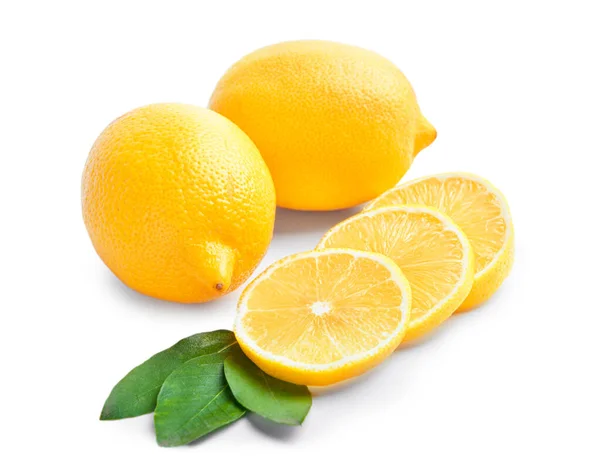 Rijp citroenen op witte achtergrond — Stockfoto