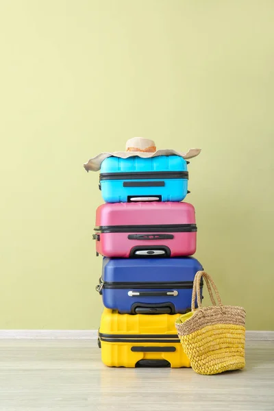 Balené kufry poblíž barevné stěny. Cestovní koncept — Stock fotografie