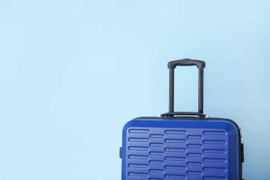 Renkli arka planda paketlenmiş bavul. Seyahat kavramı