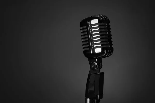 Ρετρό μικρόφωνο σε σκούρο φόντο — Φωτογραφία Αρχείου