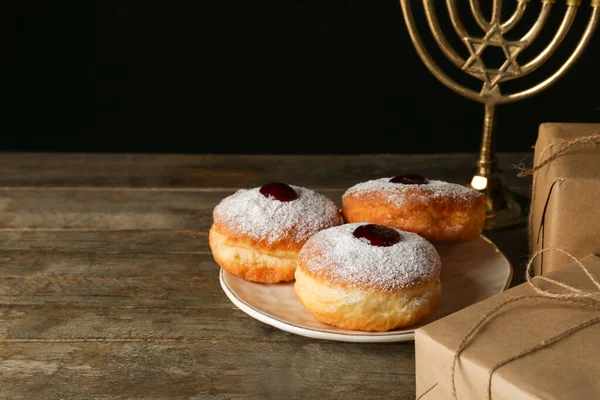 Donuts savoureux pour Hanoukka sur la table — Photo