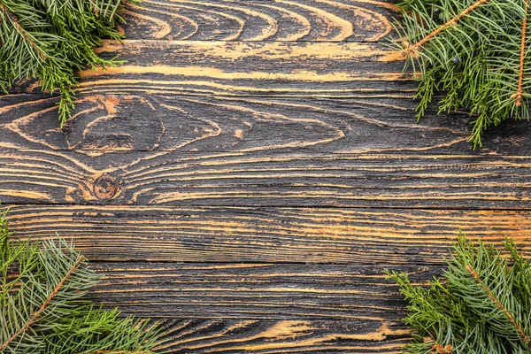 Зелені хвойні гілки на дерев'яному фоні — стокове фото