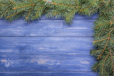 Ahşap zemin üzerine yeşil çam dalları