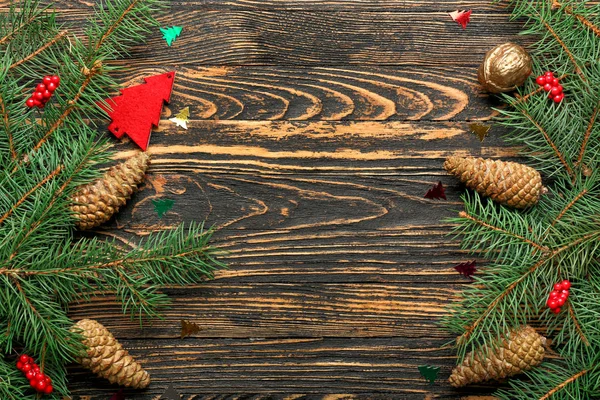 Χριστουγεννιάτικα κλαδιά δέντρου με διακόσμηση σε ξύλινο φόντο — Φωτογραφία Αρχείου