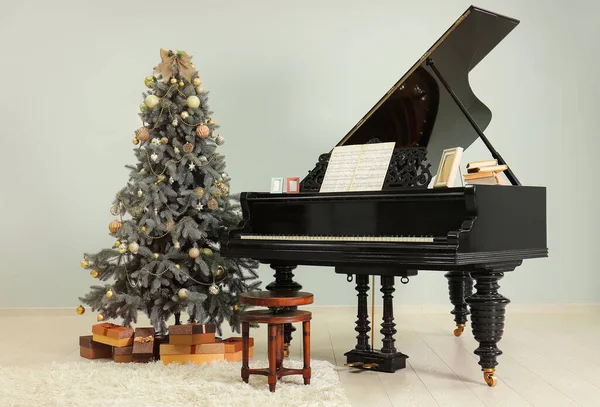 Grand piano i rum inredda för jul — Stockfoto