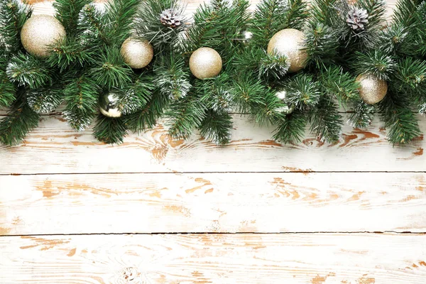 Bei rami di albero di Natale con decorazioni su sfondo di legno — Foto Stock