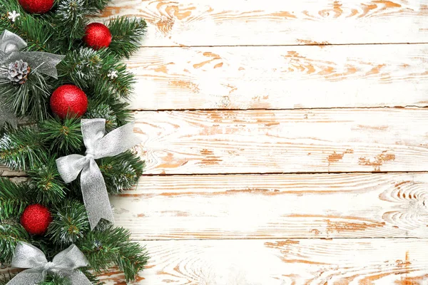 Ahşap arka planda dekoru olan güzel Noel ağacı dalları — Stok fotoğraf