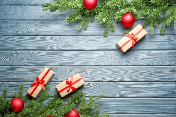 나무 배경에 선물 상자가 놓인 아름다운 크리스마스 나무 가지들 — 스톡 사진