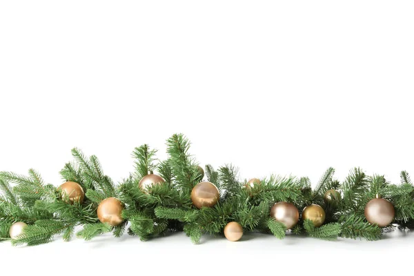 Mooie kerstboom takken met decor op witte achtergrond — Stockfoto