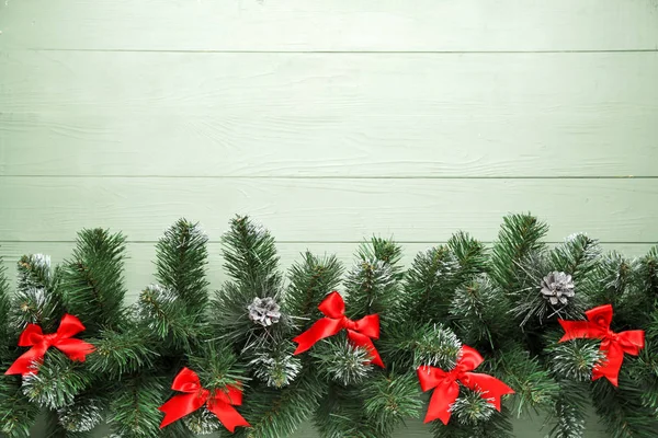 木製の背景に装飾が施された美しいクリスマスツリーの枝 — ストック写真