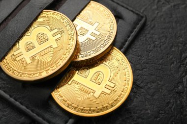 Koyu arkaplanda bitcoin bulunan cüzdan, yakın plan