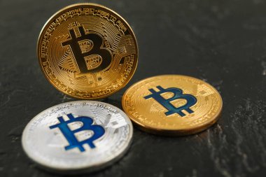 Koyu dokulu arkaplanda bitcoins