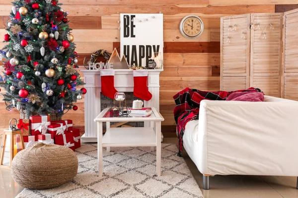 İçinde güzel süslenmiş Noel ağacı olan odanın içi. — Stok fotoğraf