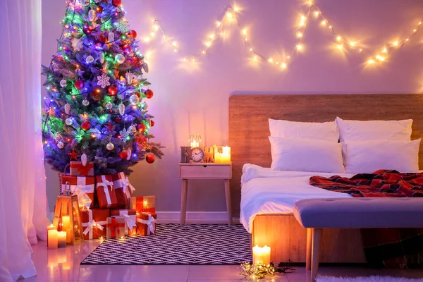 Interior del dormitorio con hermoso árbol de Navidad decorado por la noche —  Fotos de Stock