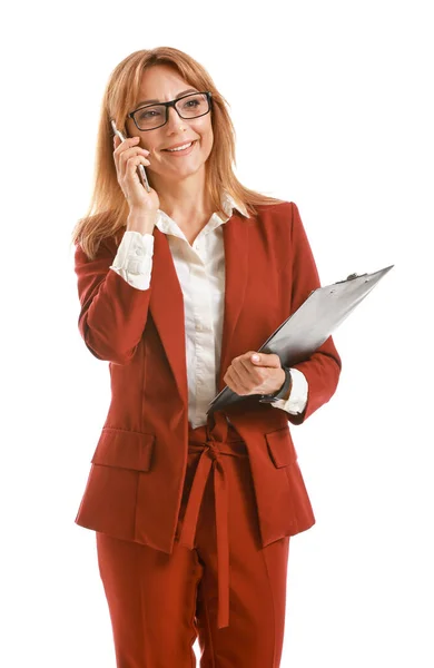 Stijlvolle volwassen zakenvrouw praten per telefoon op witte achtergrond — Stockfoto