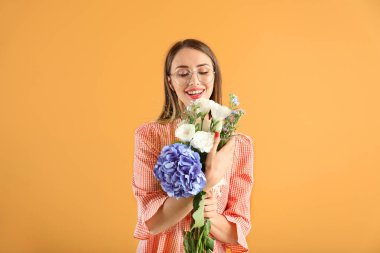 Renkli çiçekli güzel bir kadın.