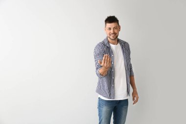 Yakışıklı adam arka planda izleyiciyi davet ediyor