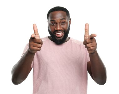 Yakışıklı Afro-Amerikalı adam beyaz arka plandaki izleyiciyi işaret ediyor