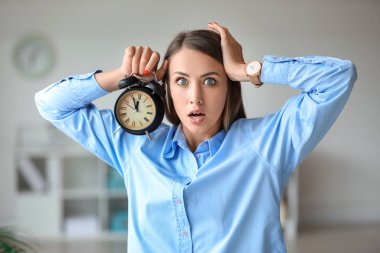 Son teslim tarihine yetişmeye çalışan stresli genç kadın.
