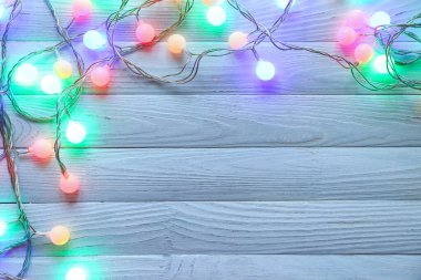 Beyaz ahşap arka planda parıldayan güzel bir çelenk