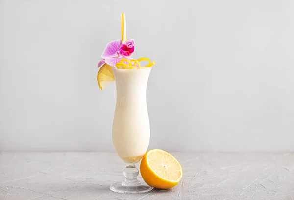 Glas smakelijke Pina Colada-cocktail op tafel — Stockfoto