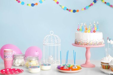 Doğum günü partisi için nefis bir çikolata. Masanın üzerinde renk arkaplanına karşı.