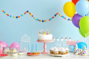 Doğum günü partisi için nefis bir çikolata. Masanın üzerinde renk arkaplanına karşı.