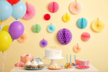 Doğum günü partisi için nefis bir çikolata. Masanın üzerinde renk arkaplanına karşı.