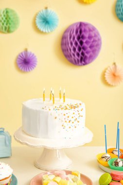 Doğum günü partisi için nefis bir çikolata. Masanın üzerinde renk arkaplanına karşı.