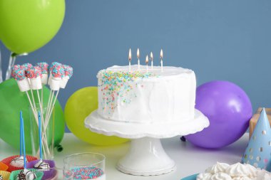 Doğum günü partisi için nefis bir çikolata. Masanın üzerinde renk arkaplanına karşı.