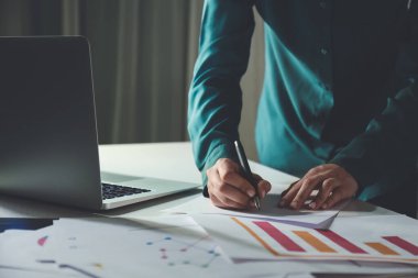 Akşam geç saatlerde ofiste çalışan genç bir kadın.