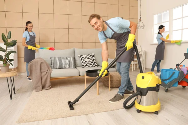 Team of janitors cleaning flat — Stock Photo, Image