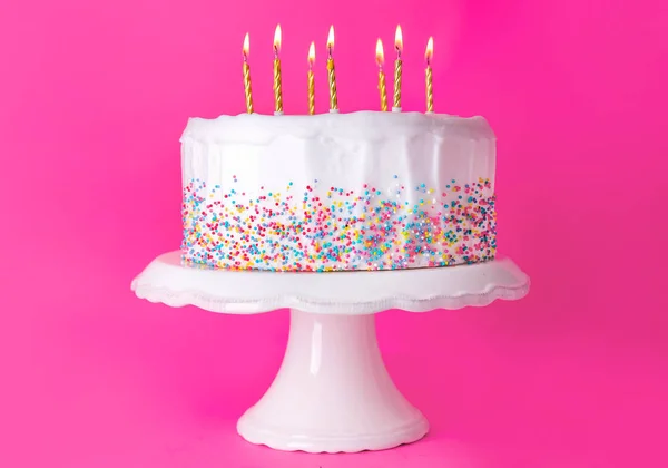 Välsmakande tårta på färgbakgrund — Stockfoto