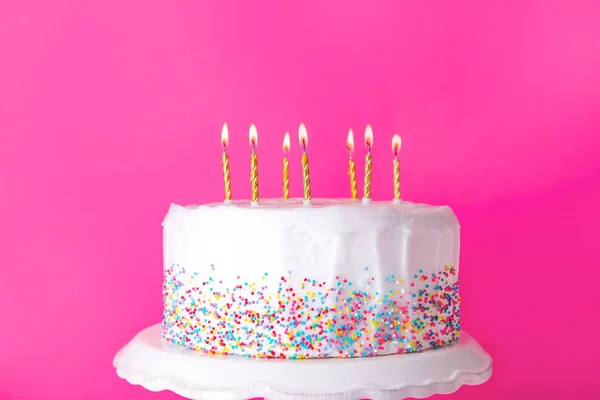 Вкусный торт День рождения на цветном фоне — стоковое фото