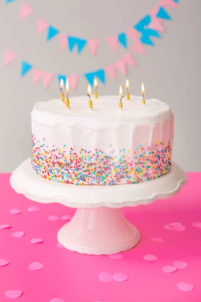Smaczny tort urodzinowy na stole na szarym tle — Zdjęcie stockowe