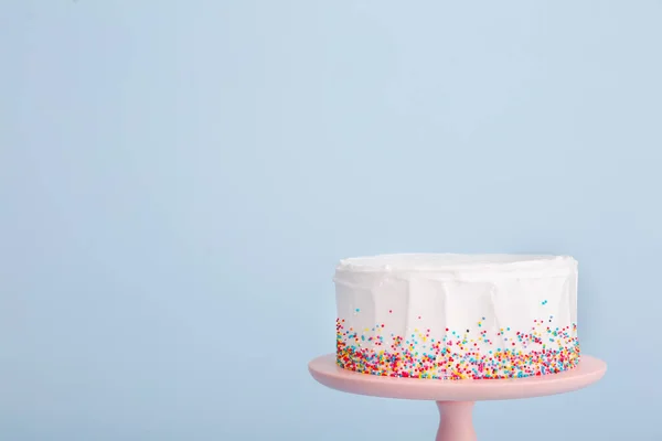 Gâteau d'anniversaire savoureux sur fond de couleur — Photo