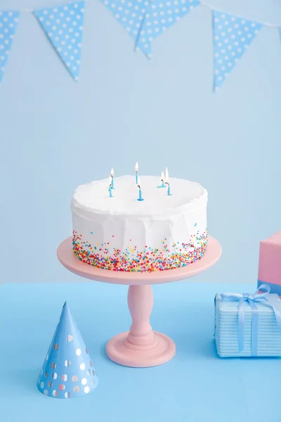 おいしい誕生日ケーキ色の背景にテーブルの上の贈り物 — ストック写真