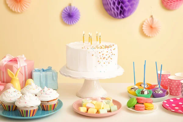 색 배경 과 달리 생일 파티를 위한 맛있는 캔디바 — 스톡 사진