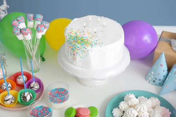 テーブルの上の誕生日パーティーのためのおいしいキャンディーバー — ストック写真