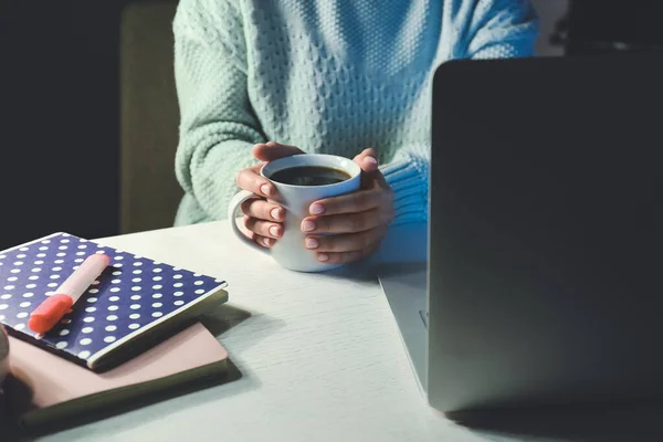 Young woman drinking coffee while working in office late in evening — Stock Photo, Image