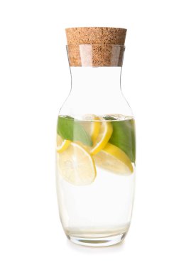 Beyaz arka plan üzerinde taze limonata şişe