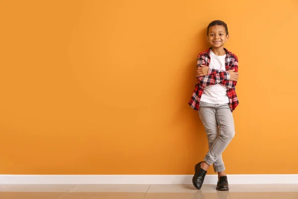 Ragazzo afroamericano alla moda vicino a parete a colori — Foto Stock