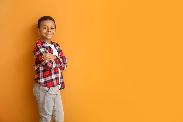 El muchacho a la moda afroamericano sobre el fondo de color — Foto de Stock