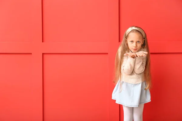Menina na moda em roupas de outono perto da parede de cor — Fotografia de Stock