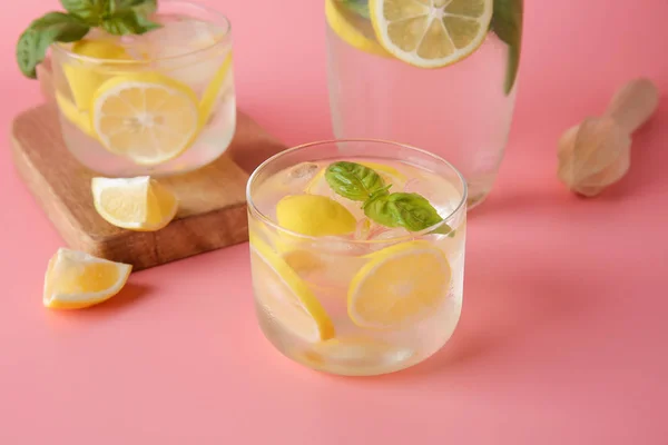 Bottle and glasses of fresh lemonade on color background — Stock Photo, Image