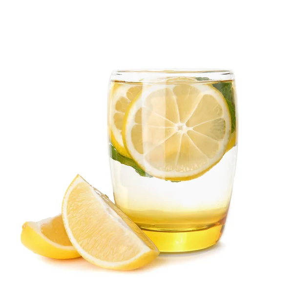 흰 바탕에 신선 한 레모네이드 한 잔 — 스톡 사진