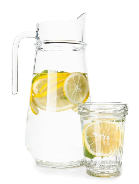 Brocca e bicchiere di limonata fresca su fondo bianco — Foto Stock