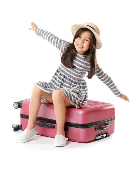 Ragazza felice con valigia su sfondo bianco — Foto Stock