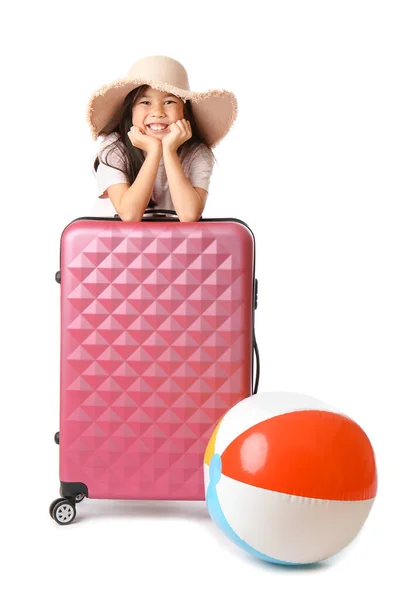 Aranyos lány bőrönddel és felfújható labda fehér háttér — Stock Fotó